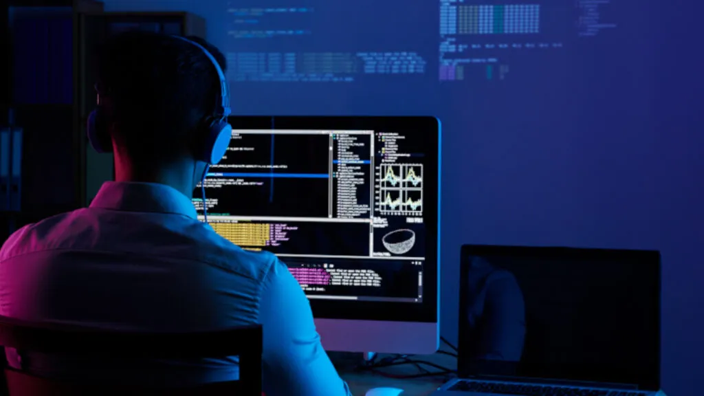 Estudiantes de creación artística para videojuegos trabajando en concept art y animación dentro de un laboratorio especializado