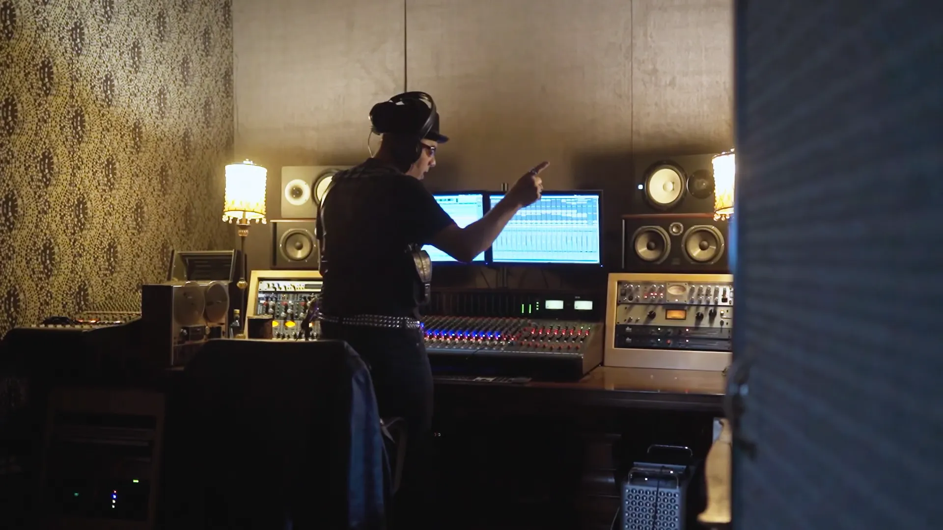 Recorrido por el estudio de producción musical de Amerike