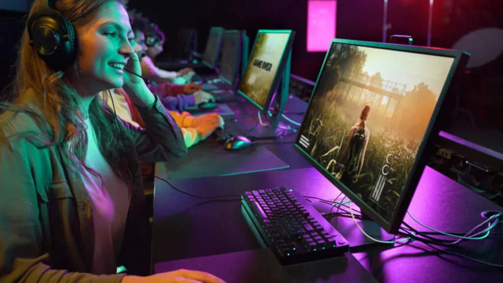 Estudiantes de ingeniería en programación de videojuegos desarrollando diseño y desarrollo de videojuegos en laboratorio especializado