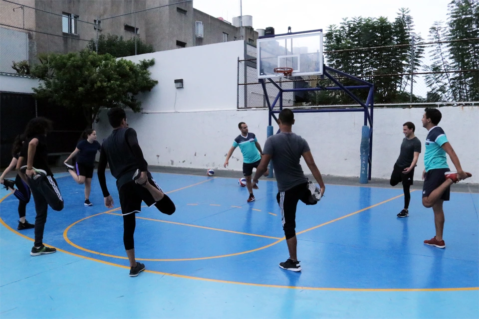 Profesionales valorando a una paciente en la clínica de fisioterapia de suelo pélvico de Amerike