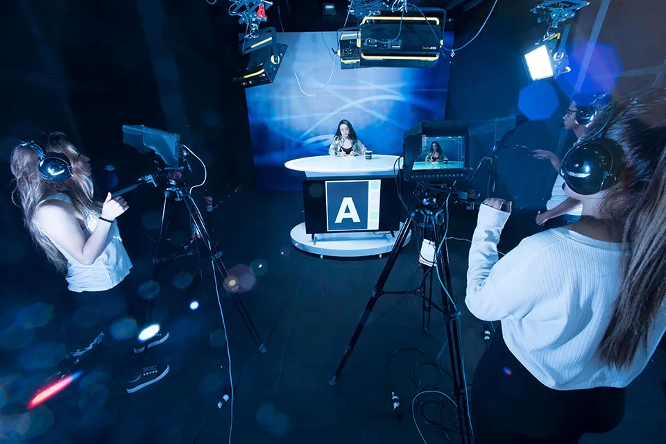 Estudiantes produciendo un programa deportivo en el estudio multimedia de Amerike