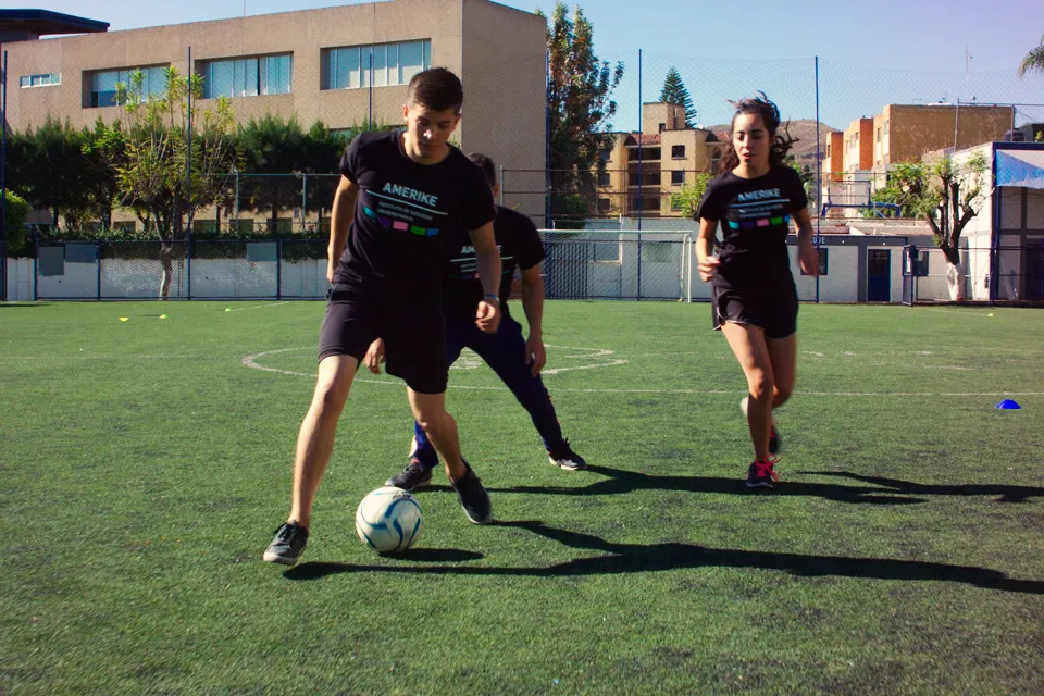 Profesionales evaluando a un atleta en el laboratorio de readaptación deportiva de Amerike