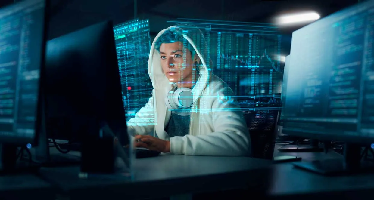 Estudiantes de ciberseguridad monitoreando paneles de un centro de operaciones de seguridad en Amerike