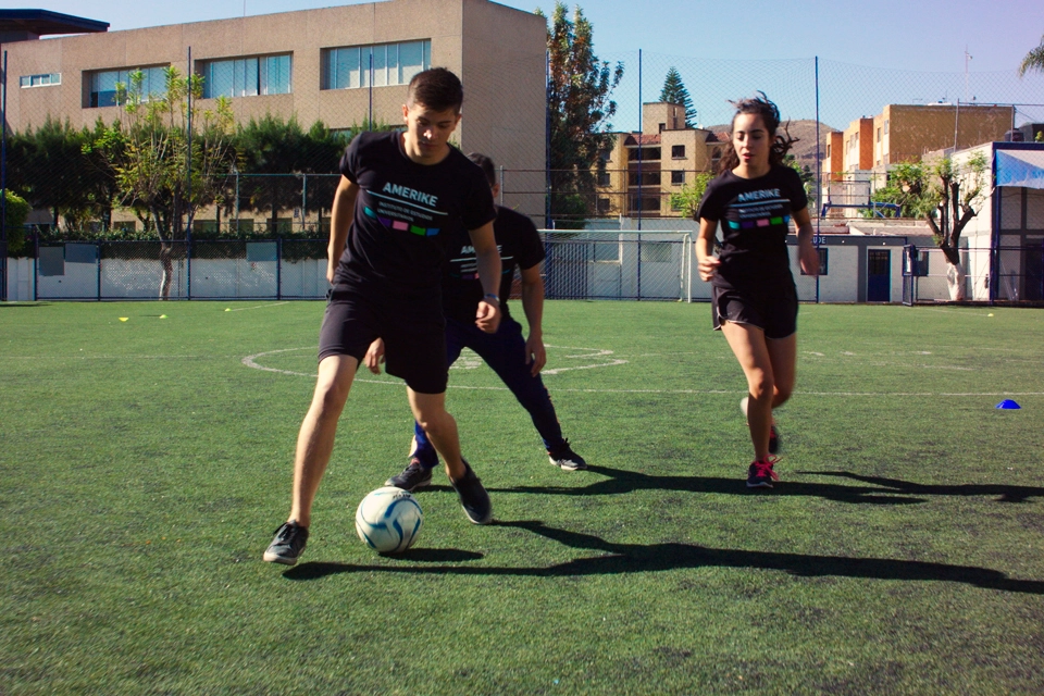 Estudiantes de ciencias del deporte realizando evaluaciones físicas en un laboratorio especializado de Amerike