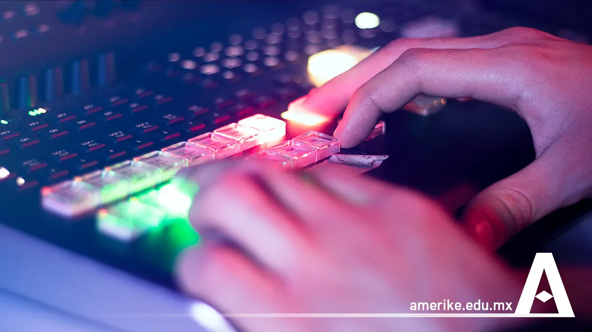 Estudiantes de comunicación audiovisual produciendo en un set de televisión y sala de control de Amerike